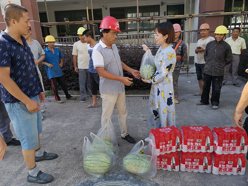 區(qū)城建投公司開展夏日送清涼活動(dòng)